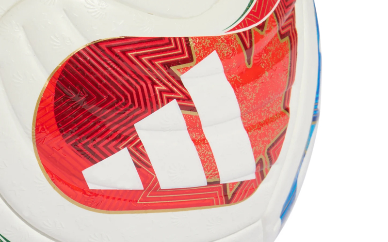 Detail des WM 2026 Balls mit rotem Adidas-Logo und glänzendem Muster