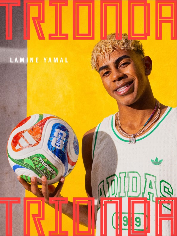 Lamine Yamal mit dem offiziellen WM-Ball