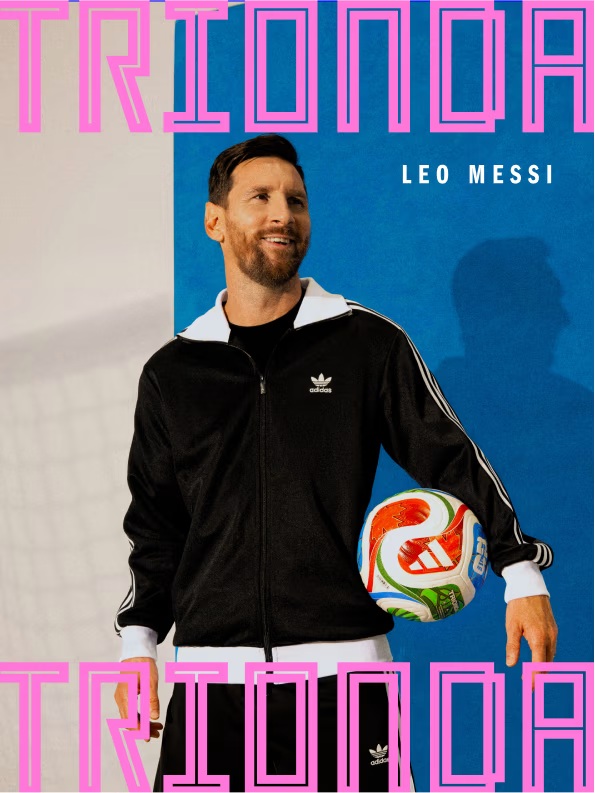 Leo Messi mit dem offiziellen WM-Ball
