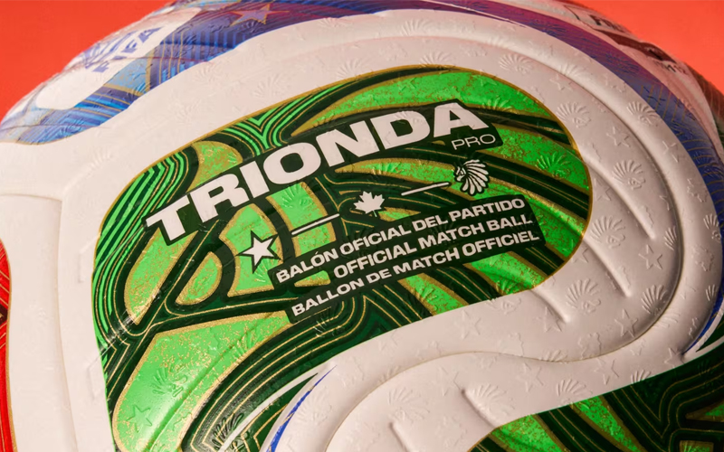 Offizieller Spielball Trionda der Fußball-WM 2026 von Adidas im grünen Design