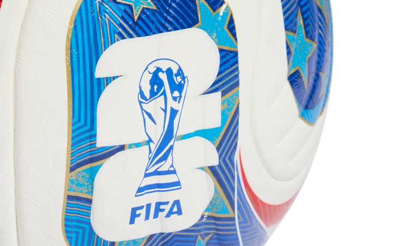 Blaues Feld des WM 2026 Balls mit dem offiziellen FIFA-Logo