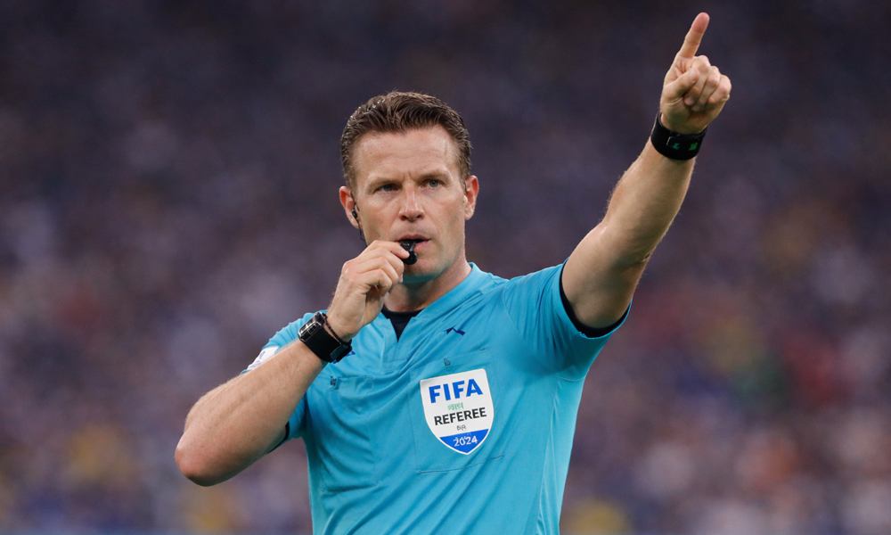 Foto des Schiedsrichters Felix Brych bei der FIFA-Fußball-Weltmeisterschaft