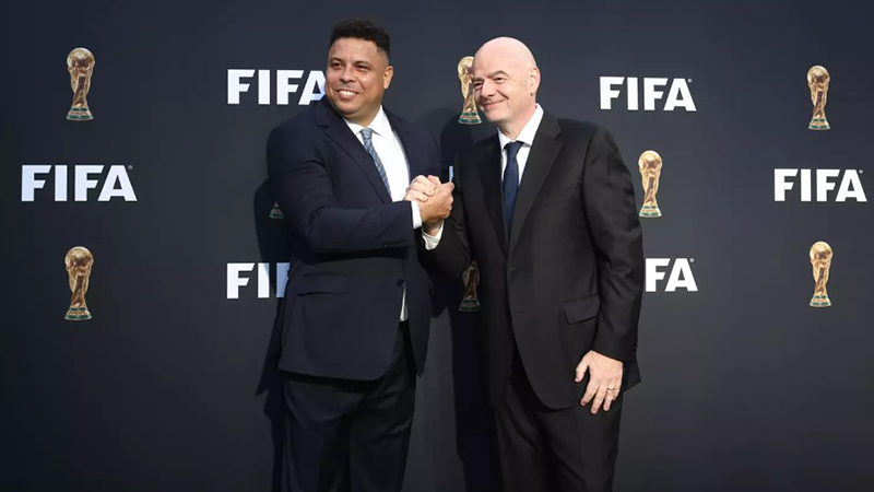 Gäste Ronaldo und Infantino bei der Enthüllung des WM-Logos 2026